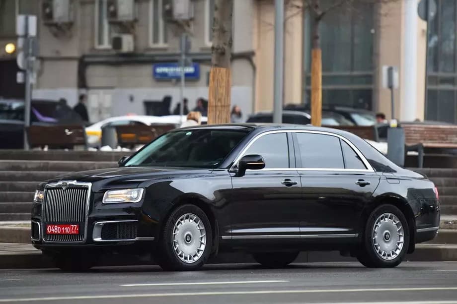 Aurus Senat with Libyan Embassy license plates<br>