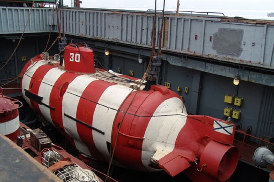 El batiscafo "AS-30" antes de ser lanzado al agua