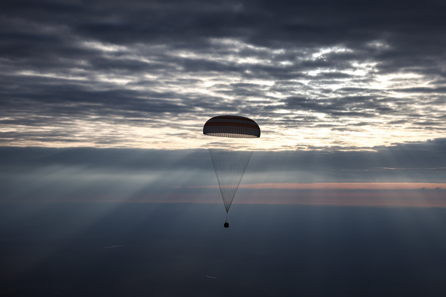 Descent of the Soyuz MS-26 spacecraft