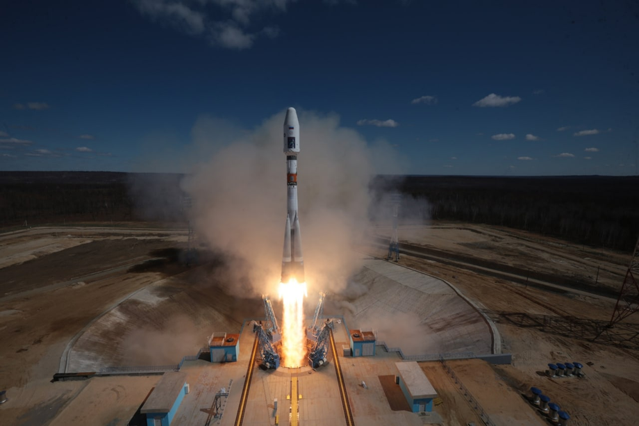 Первый пуск с космодрома «Восточный» ракеты-носителя «Союз-2.1а» с тремя искусственными спутниками Земли