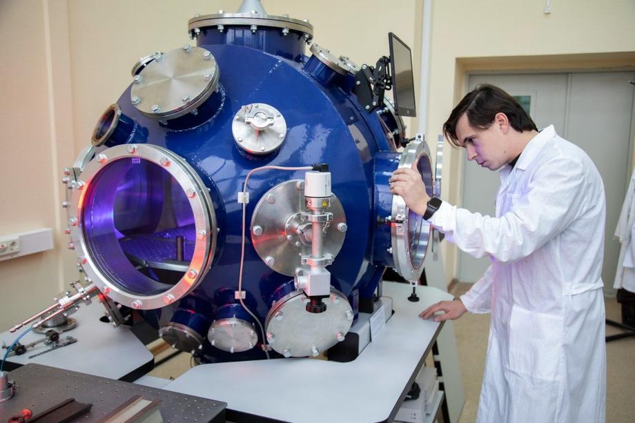 Vacuum target chamber of the "ELF" laser complex