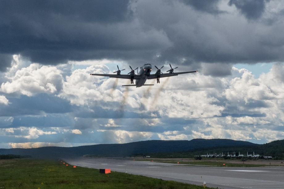 Ил-38 на взлетно-посадочной полосе