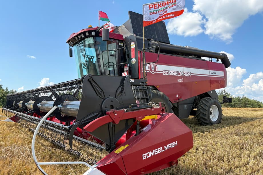 GS2124 combine harvester