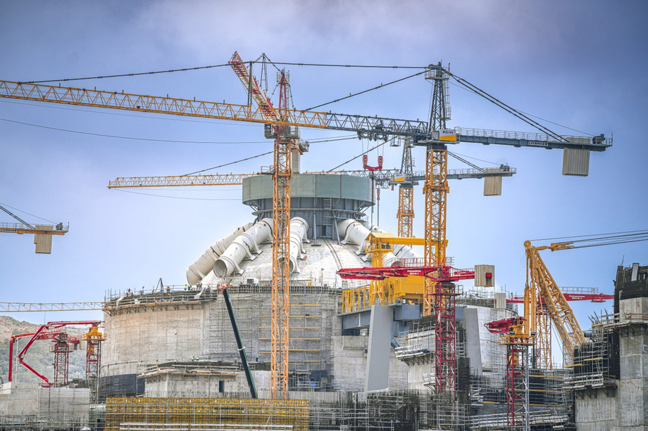 La construcción de la central es el proyecto más grande en la energía atómica de la región