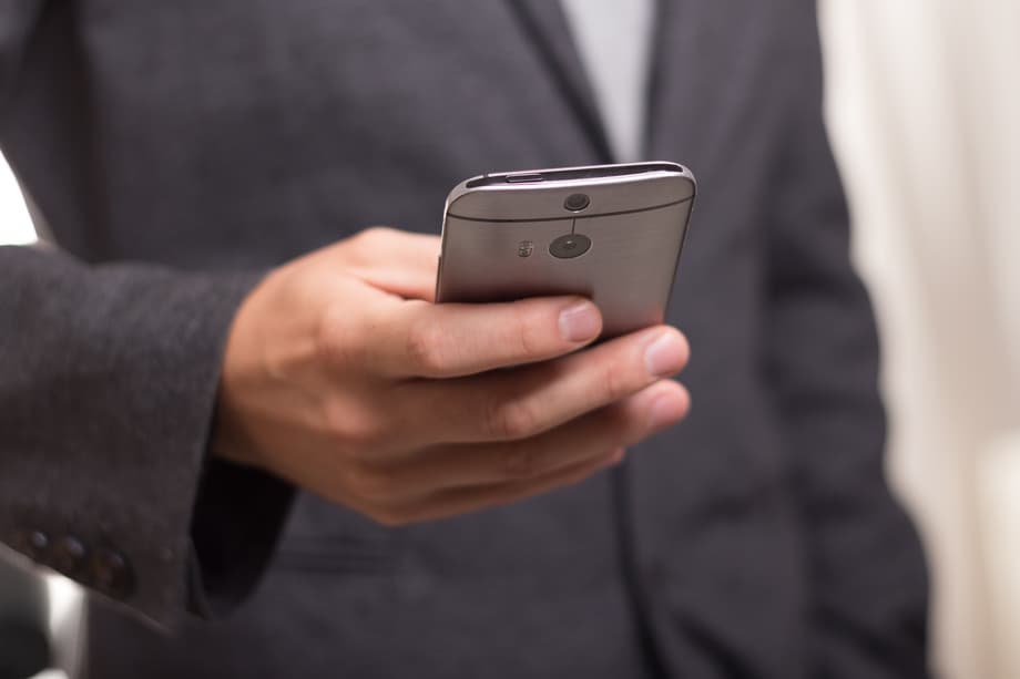 Persona con un teléfono inteligente