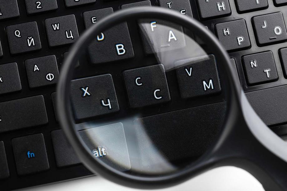 Lupa sobre un teclado