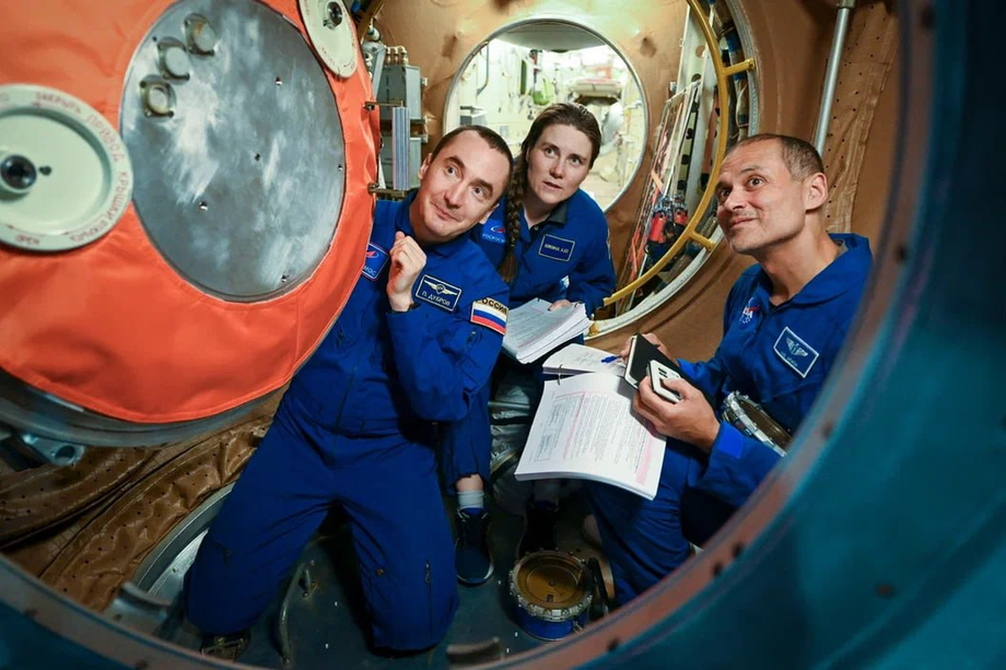 Космонавты Роскосмоса Пётр Дубров, Анна Кикина и астронавт NASA Анил Менон 