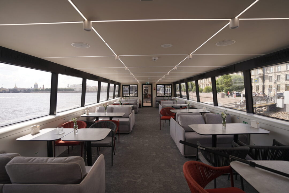 Restaurante en la embarcación eléctrica "Strelna" del proyecto "Moscow 2.0"
