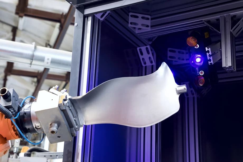 Machine for grinding aircraft engine blades at UEC-Saturn