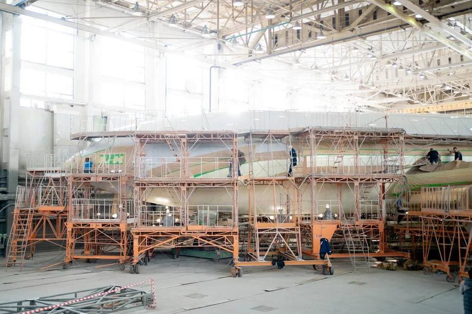 Il-96 en el taller de pintura en la fábrica de aviones «Il» – VASO en Vorónezh