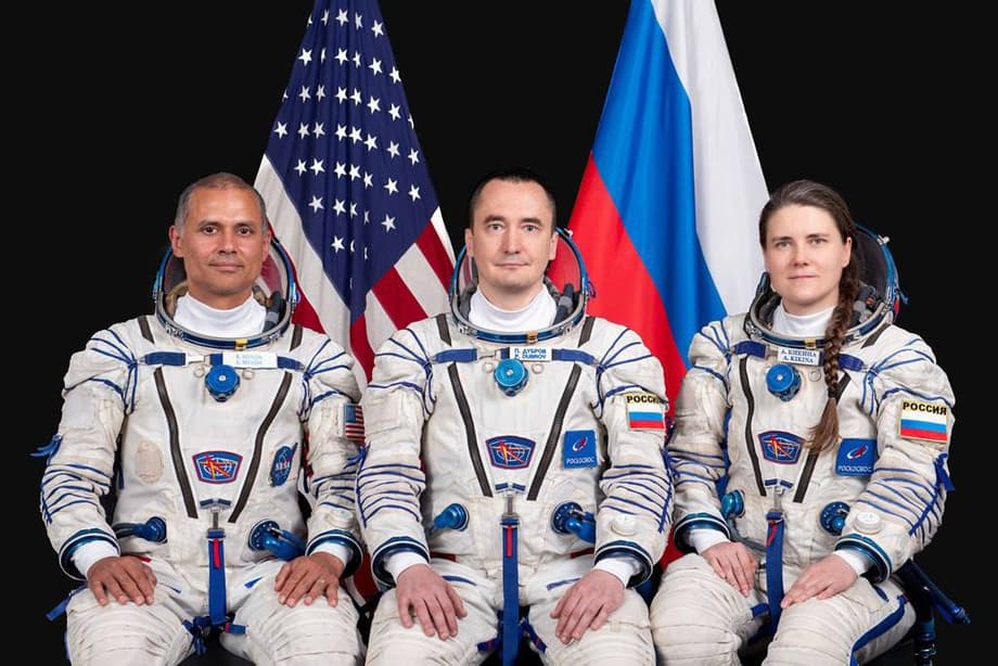El astronauta Anil Menon, los cosmonautas Piotr Dubrov y Anna Kikina