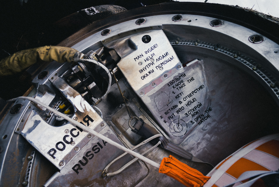 In the hatch of the Soyuz MS-26 spacecraft