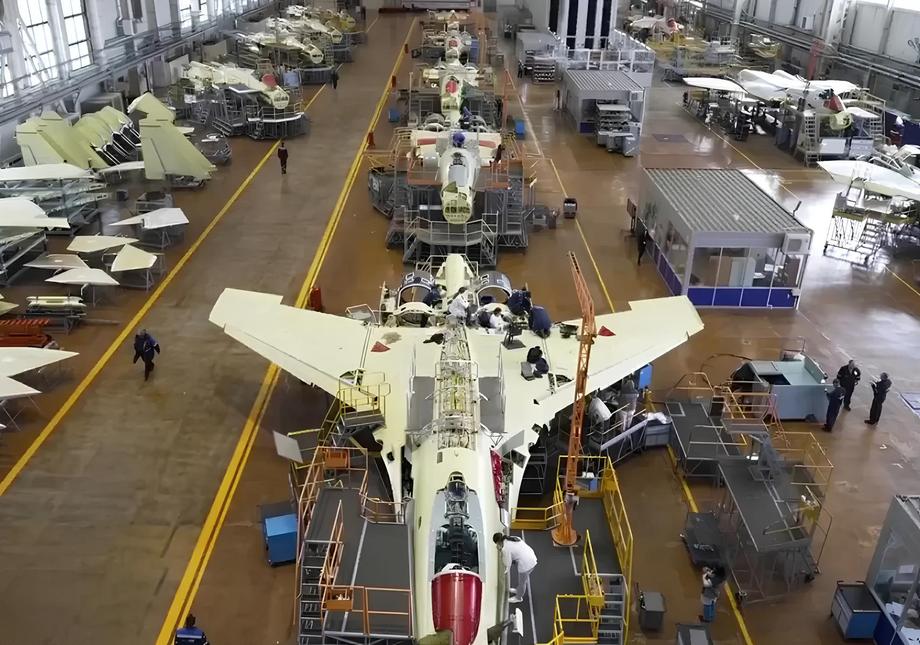 Кадры производства самолёта Су-57 в Хабаровском крае