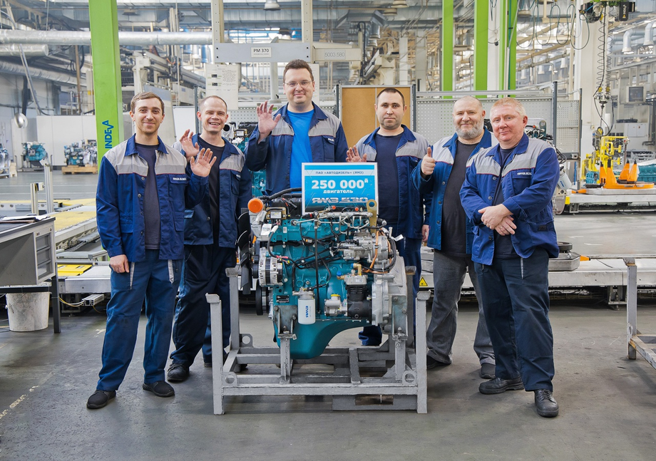 equipo de la empresa con el motor de aniversario YaMZ-530