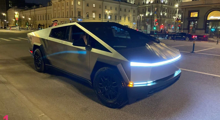 Tesla Cybertruck возле гостиницы «Метрополь» в Москве<br>