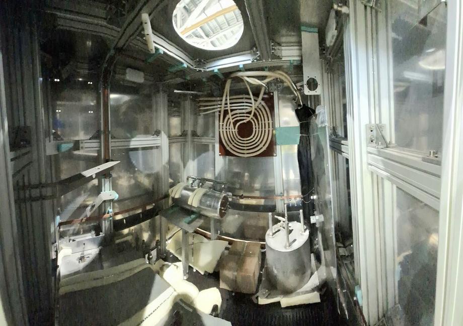 Montaje de sistemas para el calentamiento adicional del plasma, vista desde el interior