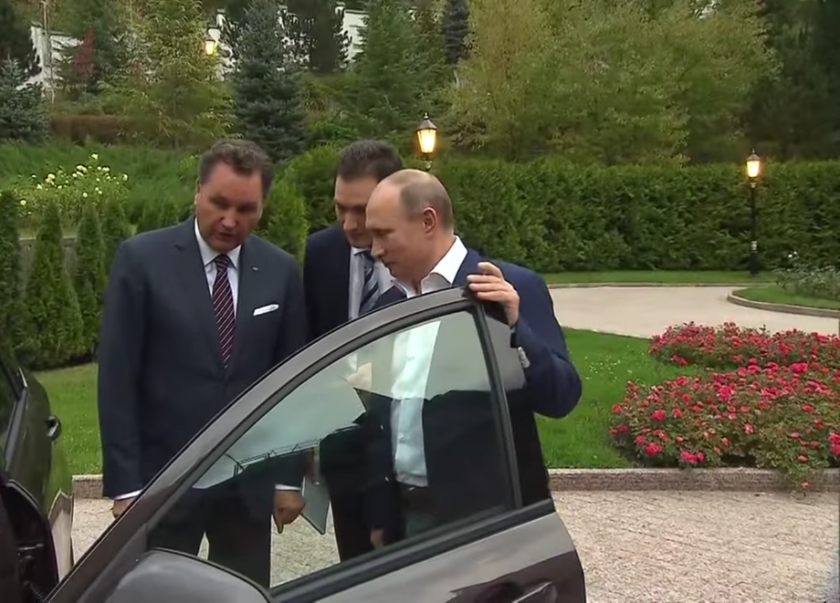 A Putin le presentan el Lada Vesta