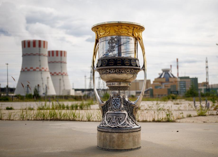 Copa de hockey sobre el fondo de la central hidroeléctrica de Novovorónezh