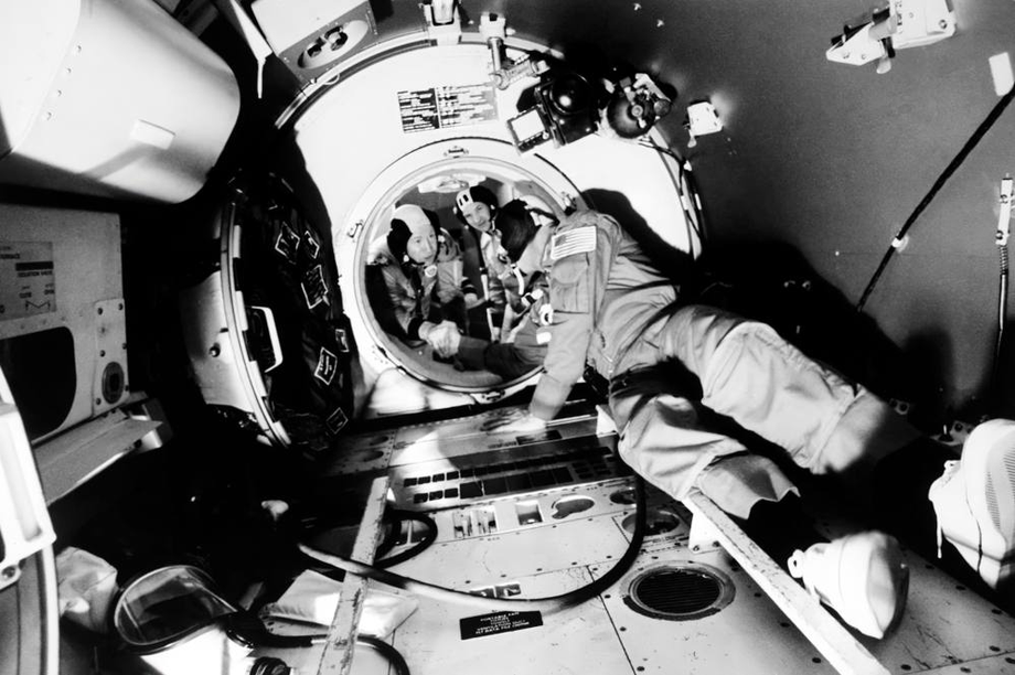 «Рукопожатие в космосе». Справа — Томас Стаффорд, слева — Алексей Леонов