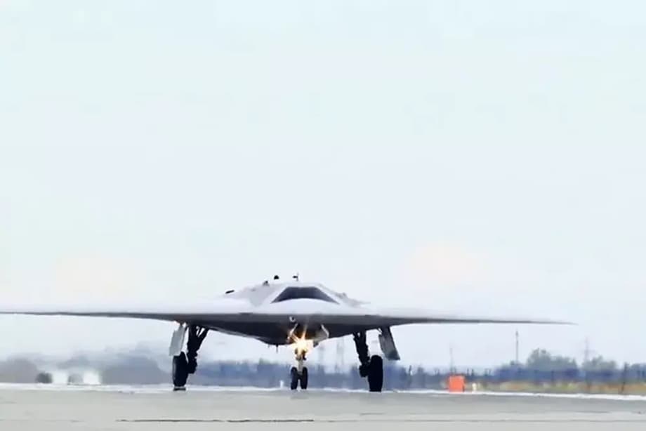 Разработка ОКБ Сухого создана по схеме «летающее крыло» и малозаметна тепловым датчикам и радарам