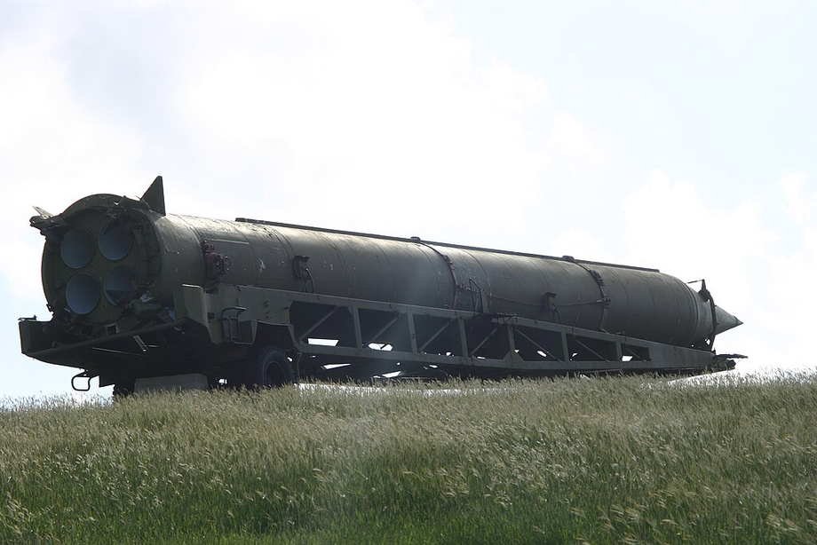 Макет-памятник Р-12 возле Военной академии в Гаване, Куба