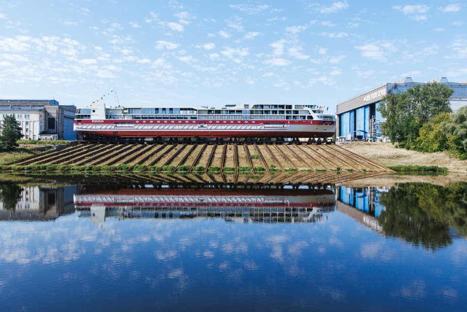 Лайнер «Николай Жарков» проекта 00840 «Карелия»