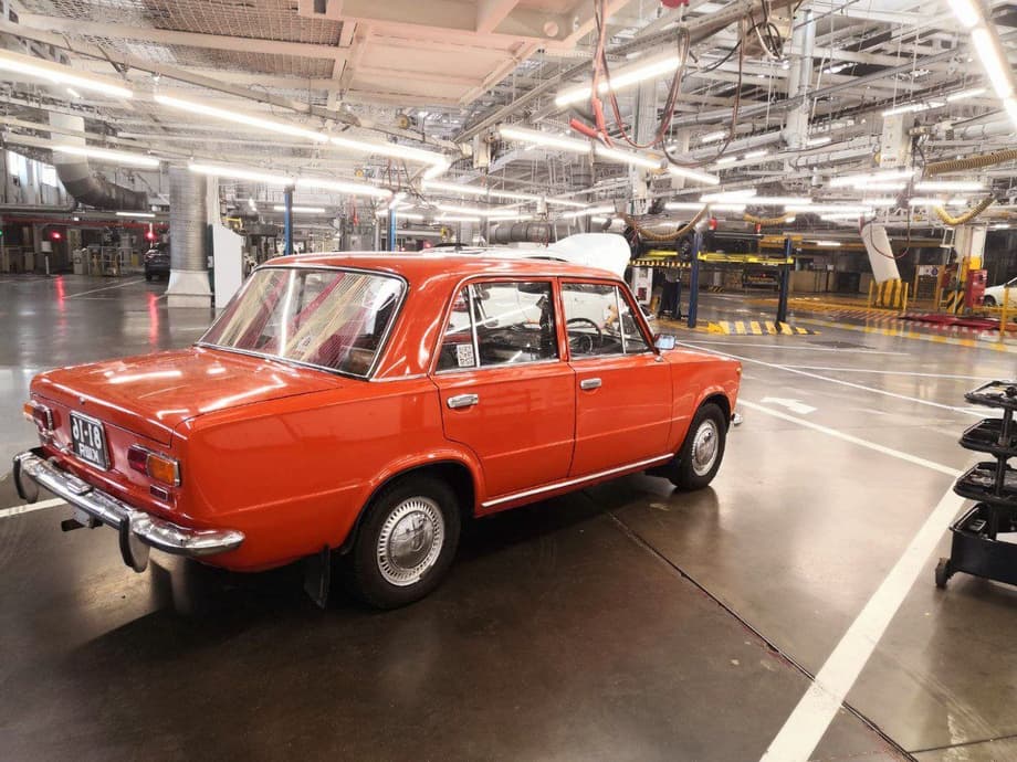 VAZ-2101&nbsp;«Kópeika» naranja en la línea de montaje de AvtoVAZ