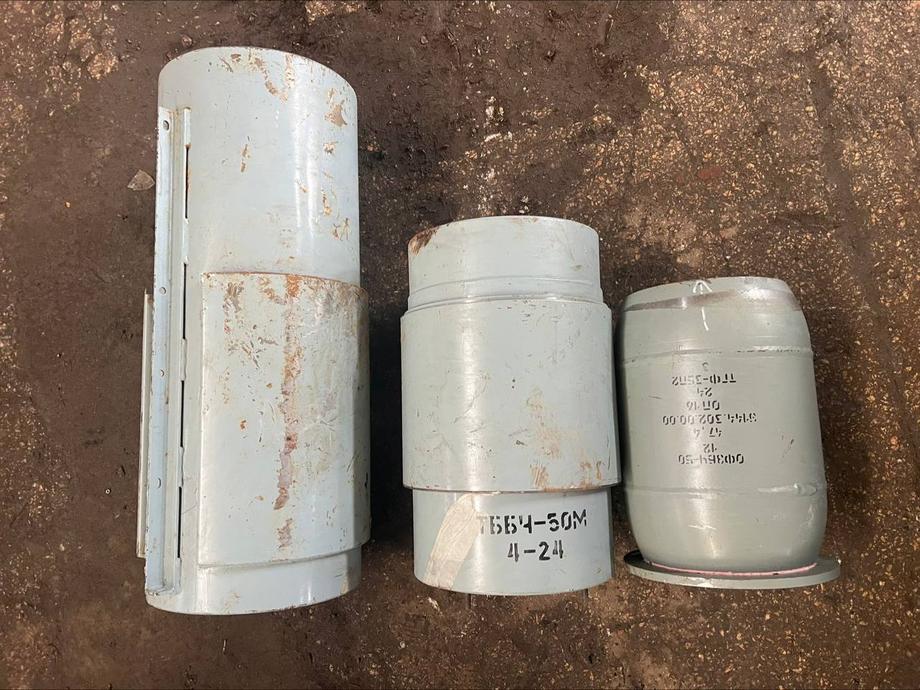 A la izquierda, la nueva ojiva del dron "Geran-2" con una masa de 90 kg, en el centro y a la derecha, la antigua ojiva con una masa de 50 kg.