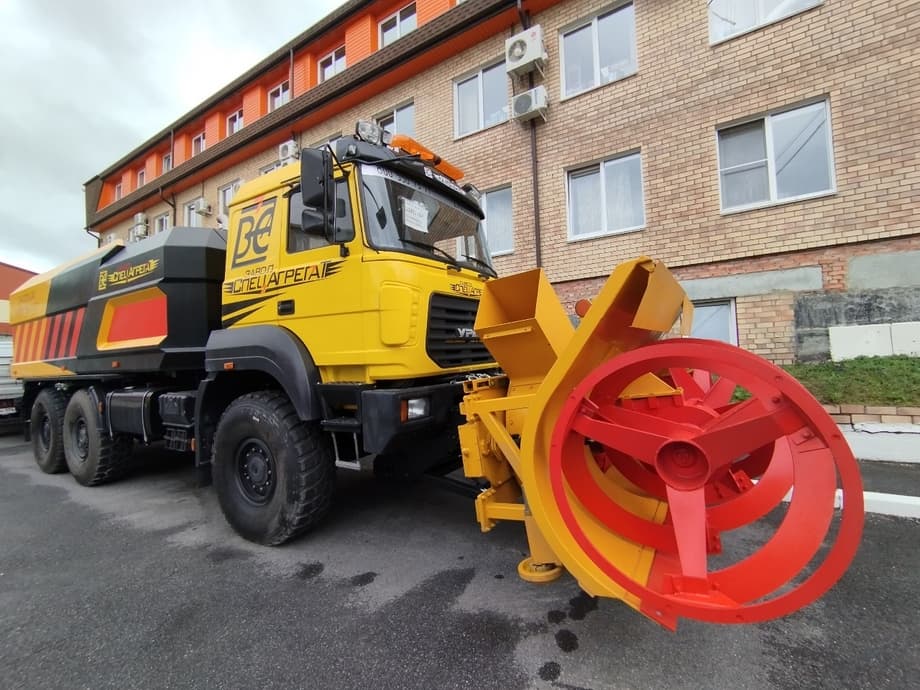 Snowplow vehicle based on the Ural-6370 chassis