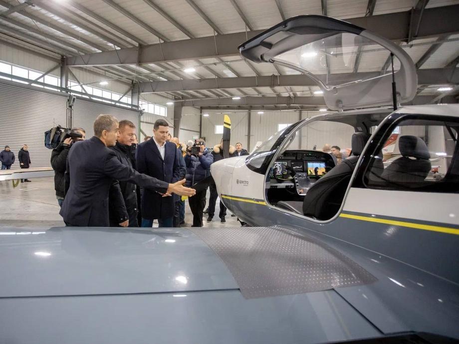 El jefe del Ministerio de Industria y Comercio de la Federación Rusa, Antón Alikhanov, inspecciona el avión "Tango"