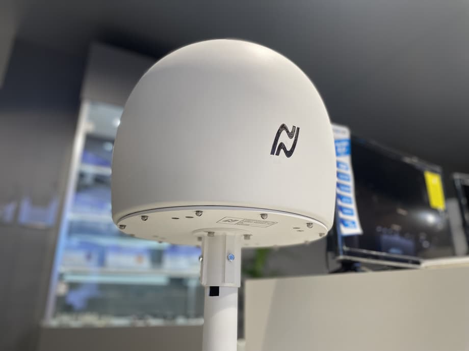 DVB-T2 digital terrestrial television receiving antenna for marine vessels
