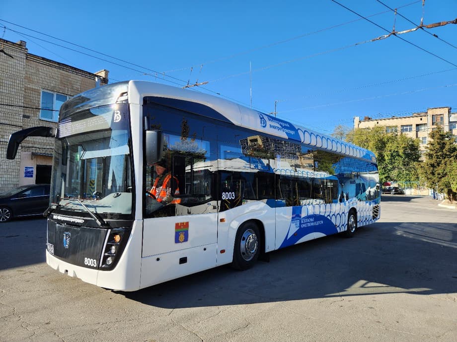 По волгоградским улицам курсируют вот такие белые КАМАЗ-6282 с синим узором<br>