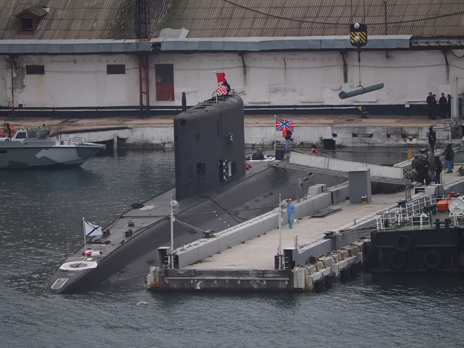 Aparecen imágenes de la carga del misil de crucero «Kalibr» en el submarino de combate «Novorossiysk»