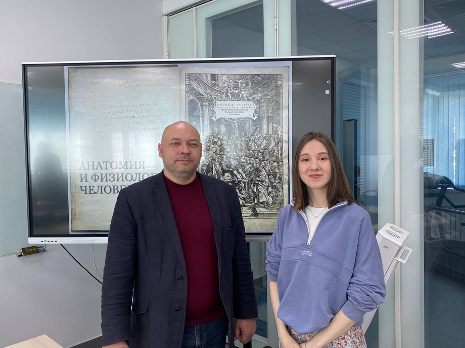En la foto, el equipo de investigadores de RTU MIREA: Alexéi Kirichenko, director científico del proyecto, profesor titular del departamento de sistemas y tecnologías biocibernéticas de RTU MIREA, y Daria Maslennikova, autora del proyecto, estudiante de 4º curso del Instituto de Inteligencia Artificial de RTU MIREA