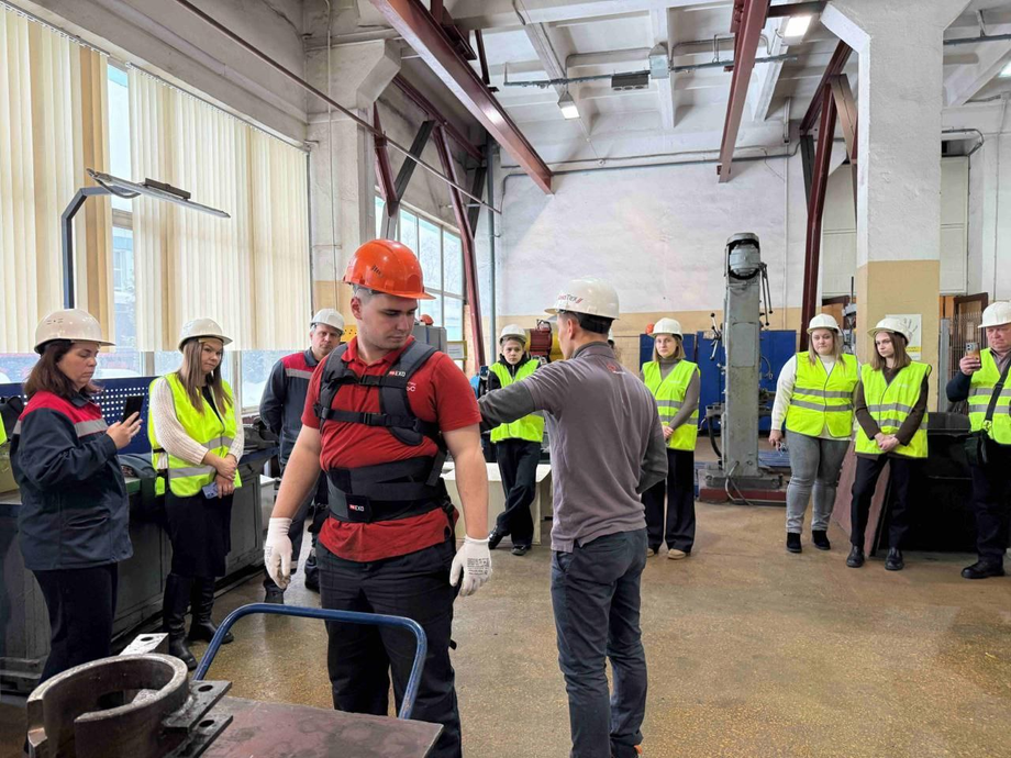 Demonstration of the exoskeleton in operation at the enterprise