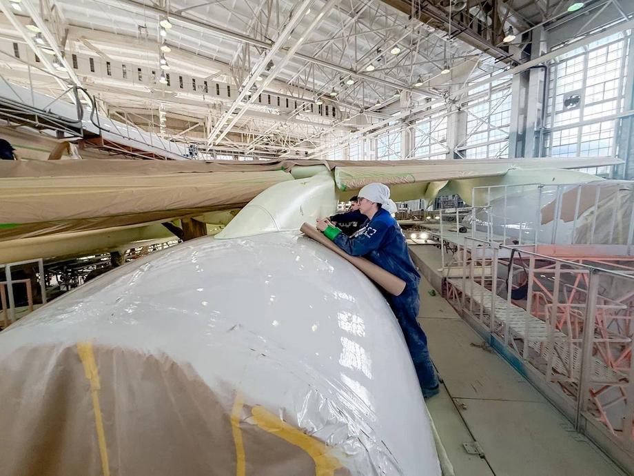 Il-96 en el taller de pintura en la fábrica de aviones «Il» – VASO en Vorónezh