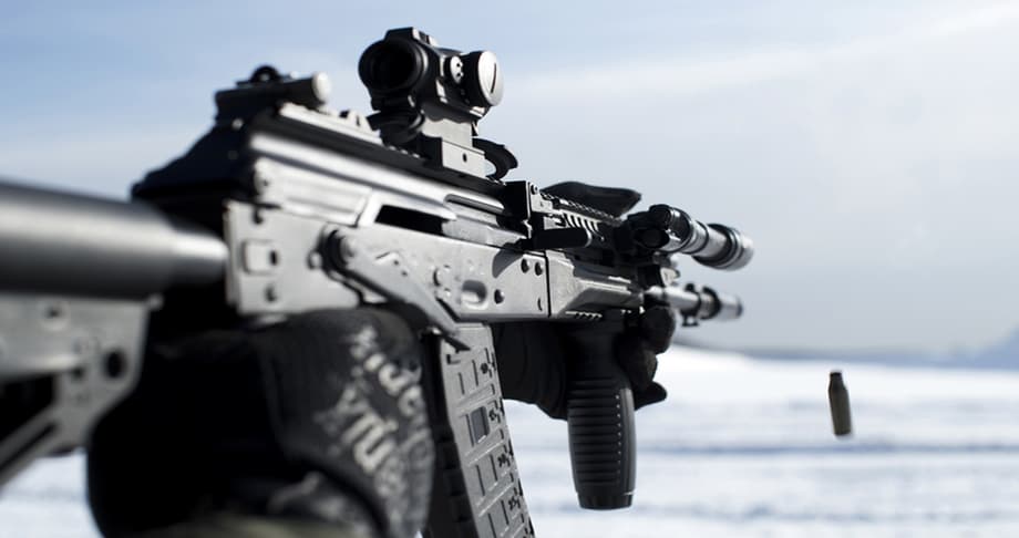 АК-12 с калибром 5,45-мм приходит на смену АК-74 и АКМ. Полное перевооружение на этот автомат в качестве индивидуального стрелкового оружия личного состава мотострелковых и других подразделений Вооруженных сил России идет с 2018 года