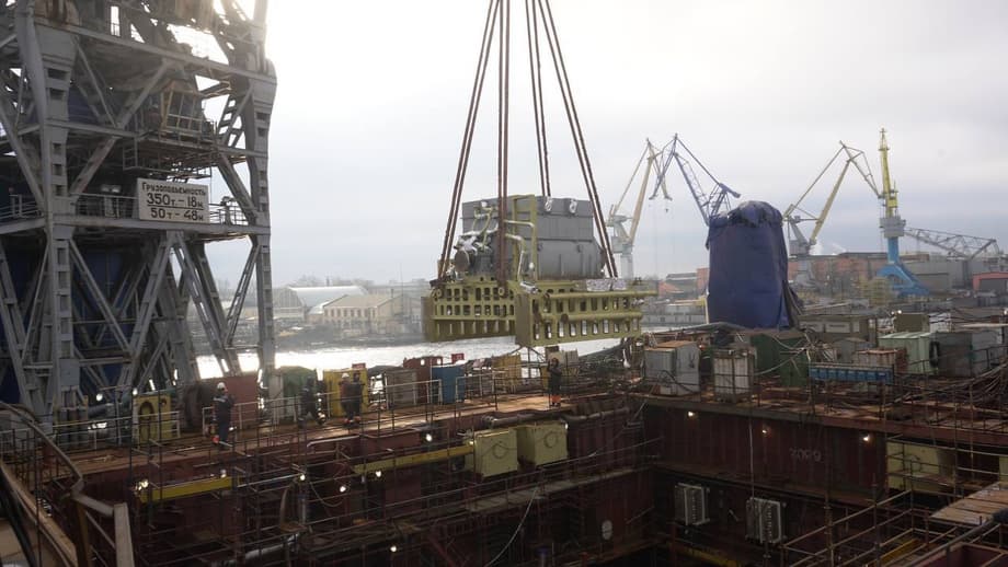 ОСК погрузила главный турбогенератор на атомный ледокол «Чукотка»&nbsp;
