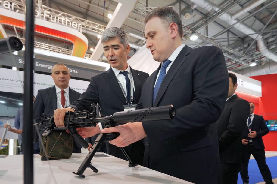 Президент АО «Концерн «Калашников» Алан Лушников демонстрирует РПЛ-20 на выставке ADEX 2024