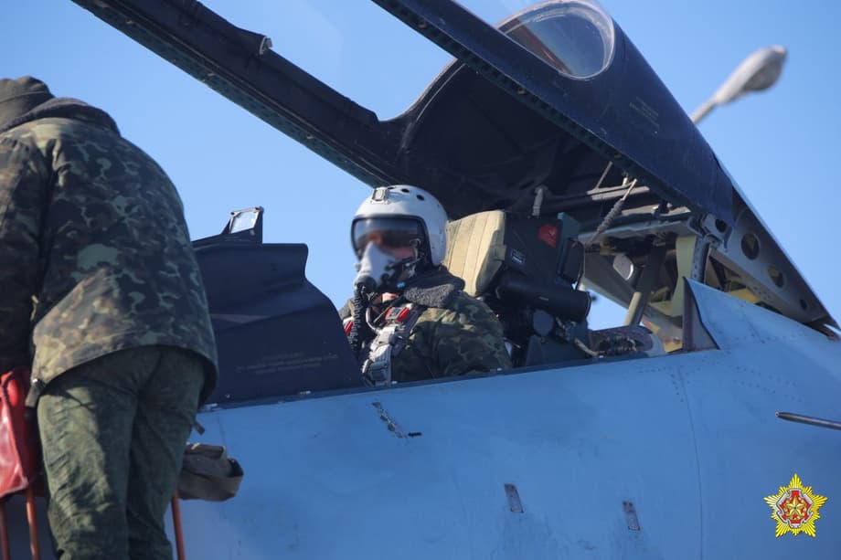 Технический осмотр истребителя&nbsp;«Ваяр»