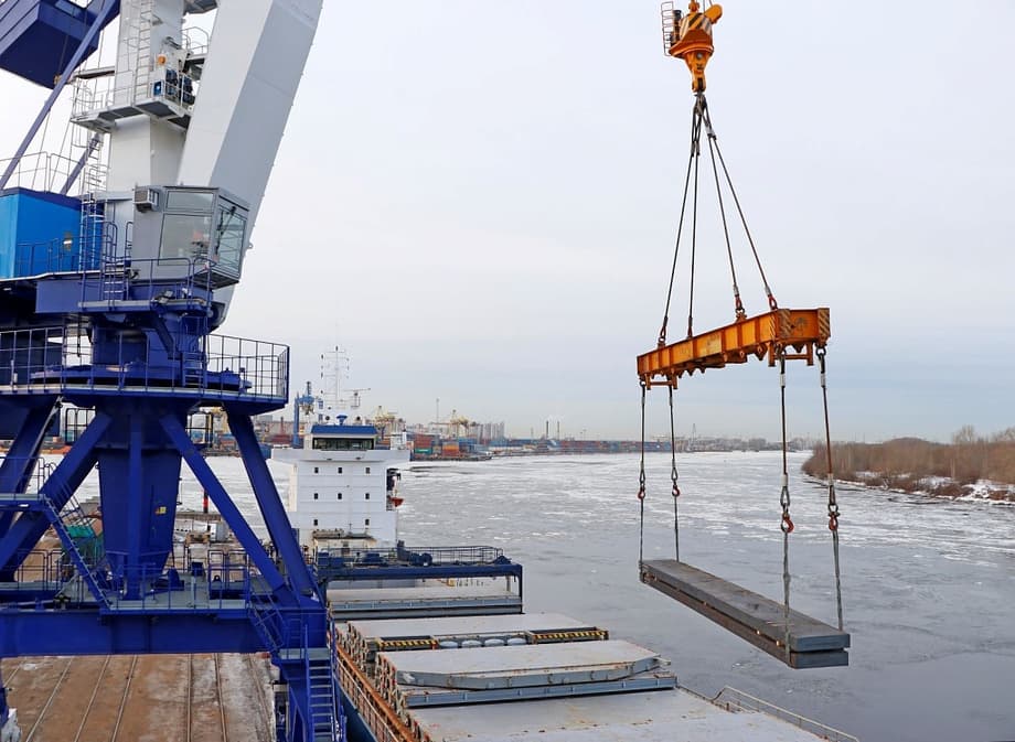 Новый портальный кран в Морском порту Санкт-Петербурга