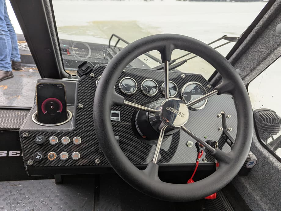 Приборная панель аэролодки-амфибии «Север-650К»