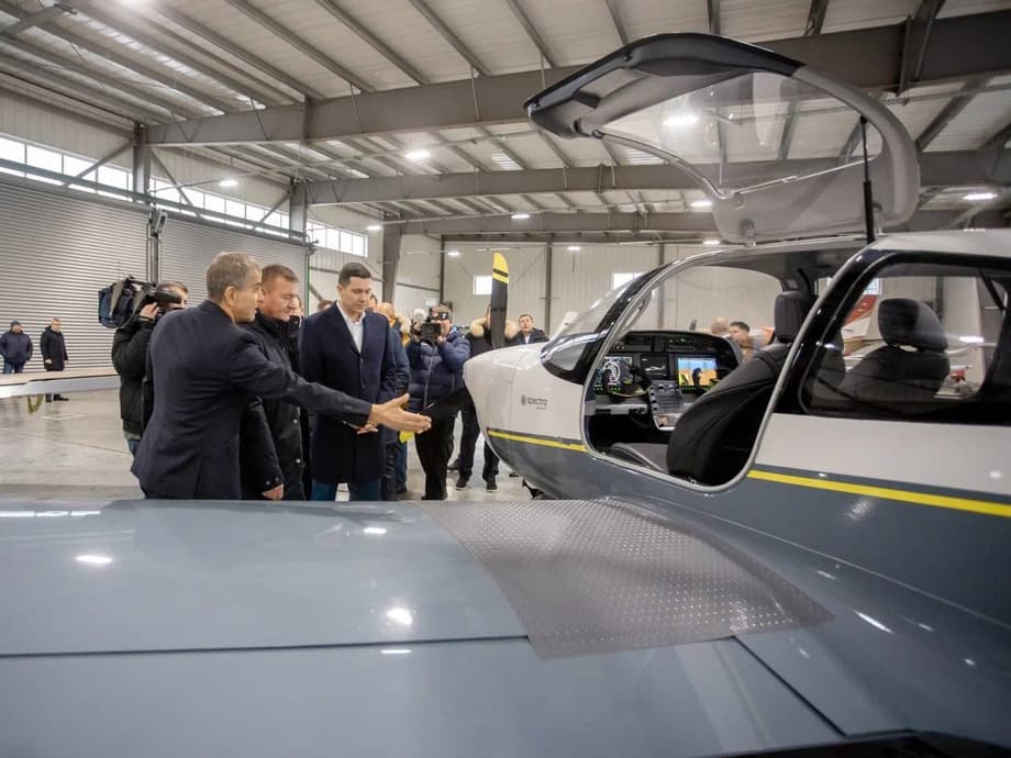 Глава Минпромторга РФ Антон Алиханов осматривает самолет&nbsp;«Танго»