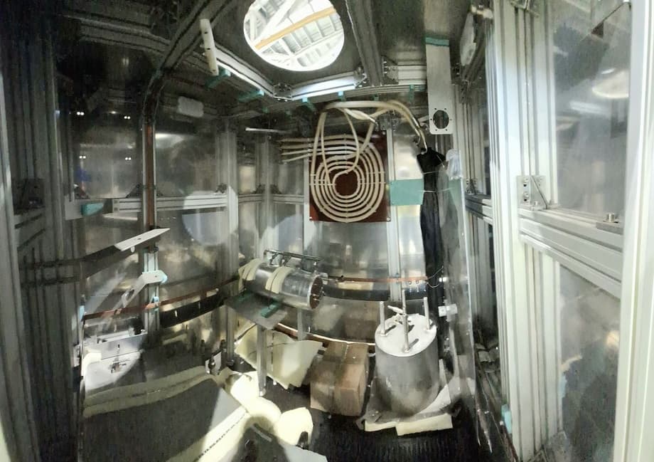 Монтаж систем для дополнительного нагрева плазмы, вид изнутри