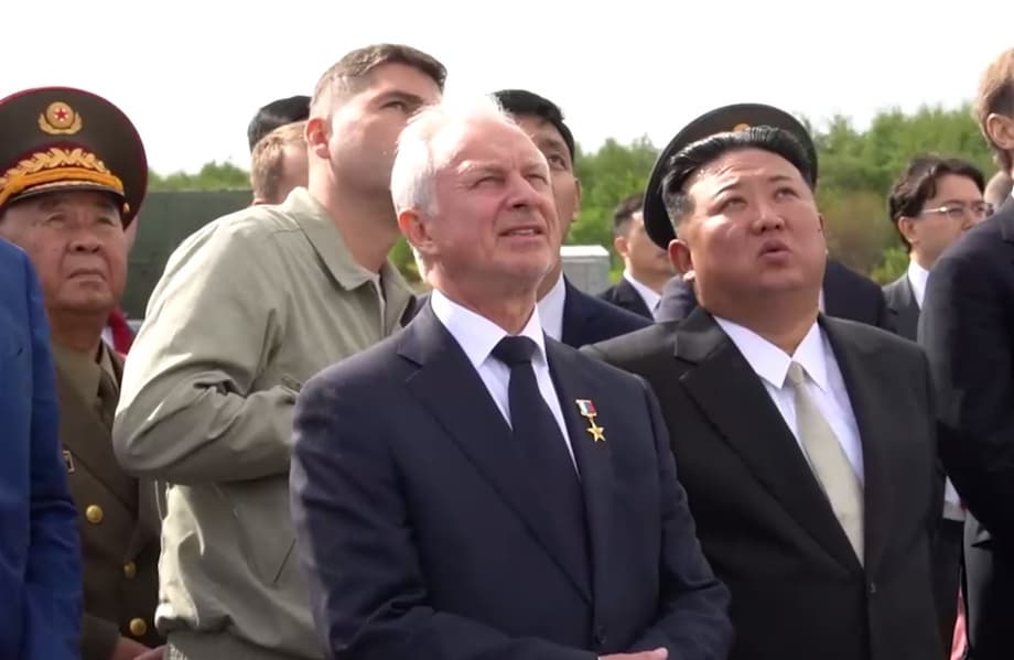 Kim Jong-un watches the flight of the Su-35 and Su-57 in Komsomolsk-on-Amur