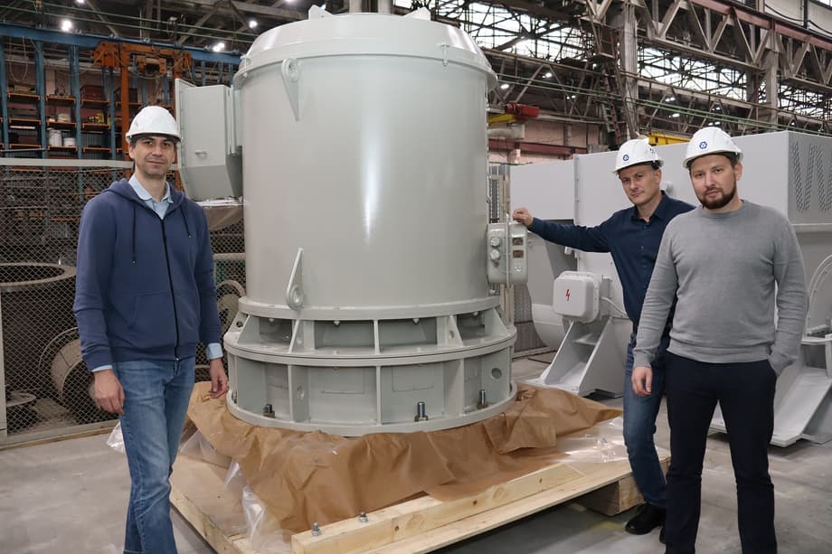 Сотрудники НПО&nbsp;«ЭЛСИБ» с двигателем для реактора