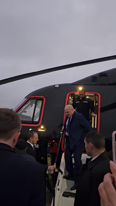 Лукашенко покидает борт Ми-38