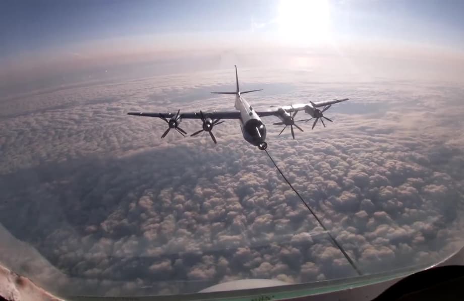 Ту-142 на дозаправке в воздухе