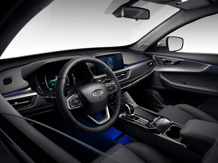 Photos of the XCITE X-Cross 7 car interior<br>