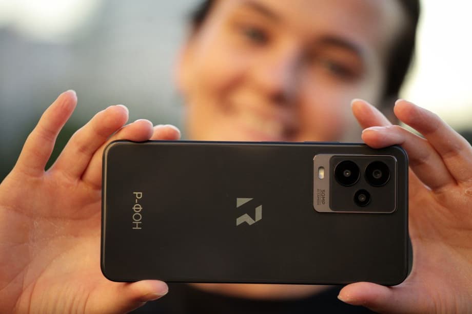 The price of the new smartphone is expected to be below 40,000 rubles.<br>